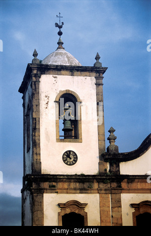 Torre campanaria particolare della Capela de Santa Rita mostra un orologio, campana e un gallo banderuola, Paraty, Brasile Foto Stock