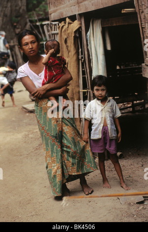 Madre e bambini in Myanmar, sud-est asiatico Foto Stock