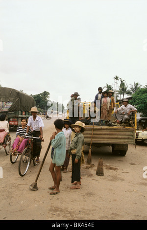 Riparazione su strada equipaggio e del traffico su autostrada, Myanmar Foto Stock