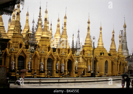 Shwedagon pagoda complessa, Yangon, Myanmar Foto Stock