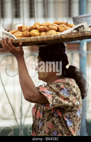Fornitore di cibo indossando thanaka crema per il viso, Myanmar Foto Stock