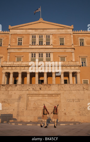 Guardia presidenziale di Evzones che difende il Parlamento greco ad Atene nel vecchio palazzo reale Foto Stock