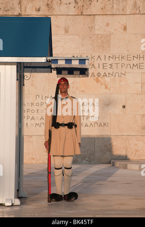 Evzone guardia presidenziale in servizio estivo uniforme al parlamento greco ad Atene Foto Stock