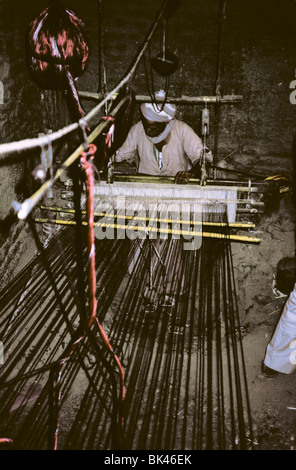 Uomo al lavoro su un telaio tessile, Egitto Foto Stock