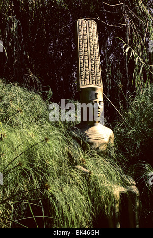 La scultura di divinità egizie Amon (Dio della vita ultraterrena) con una lunga piuma corona al Dr Ragab del Villaggio Faraonico (una Storia viva Foto Stock