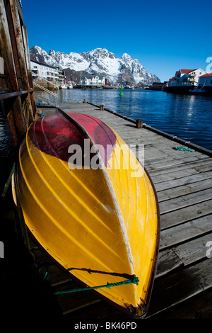 Barca da pesca nel porto di Henningsvaer sulle Isole Lofoten in Norvegia Foto Stock
