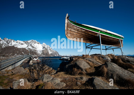 Vecchio di legno barca da pesca arroccato sopra il villaggio di Henningsvaer in Isole Lofoten in Norvegia Foto Stock