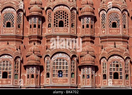 Dettagli architettonici di Hawa Mahal (palazzo dei venti) in Jaipur India ñ Palace è stato costruito nel 1799 dal maharaja Sawai Pratap Singh Foto Stock