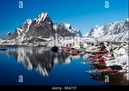Isole Lofoten; Vista del villaggio di Reine a Moskenes in Norvegia in inverno Foto Stock