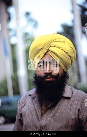 La religione sikh uomo che indossa il giallo dastar India. Turbante Sikh articolo di fede rappresenta onore il rispetto di sé il coraggio di spiritualità e di pietà. Foto Stock