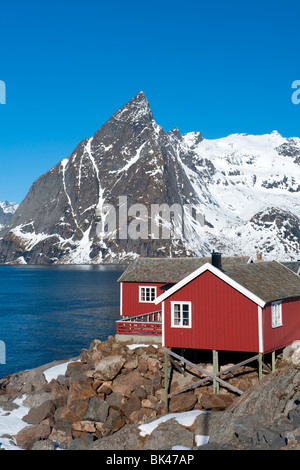 Tradizionale in rosso in legno dei pescatori Rorbu capanne nel villaggio di Hamnoy sull isola di Moskenesoya nelle Isole Lofoten in Norvegia Foto Stock