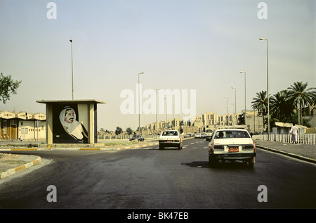 Baghdad scena di strada con un cartellone di Saddam Hussein in Iraq 1991 Foto Stock