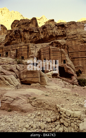 Tombe rupestri nell'antica città di Petra, Giordania Foto Stock