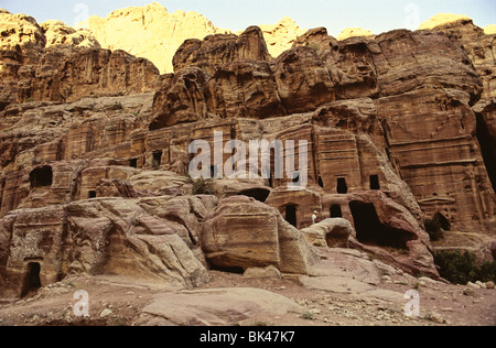 Tombe rupestri nell'antica città di Petra, Giordania Foto Stock