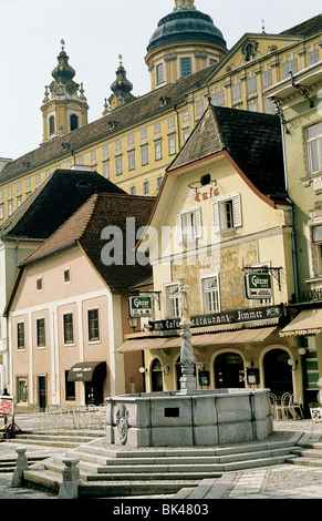 Ristorante & fontana sottostante Abbazia benedettina di Melk, Austria Leopoldo III von babenberg castello ha dato ai benedettini Foto Stock