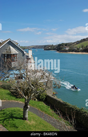 Una terrazza che si affaccia sul Tagliamento a Salcombe, South Devon, in Inghilterra. Foto Stock