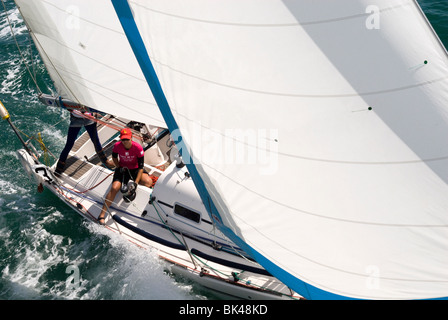 Imbarcazione a vela in Solent, Inghilterra durante la Cowes Week. Foto Stock