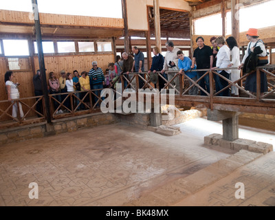 Un gruppo di tour guardando i mosaici della casa di Dionysos a Paphos parco archeologico, Cipro Europa Foto Stock