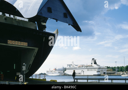 Caricamento di veicoli e automobili su un traghetto nel porto di Helsinki, Finlandia Foto Stock