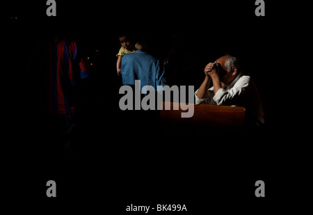 Un uomo che prega in Città del Messico la Cattedrale Metropolitana durante la 2009's focolaio di influenza suina. Foto Stock