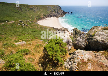 Guardando verso il basso dal sentiero costiero su di una spiaggia deserta, Cornwall, Regno Unito Foto Stock