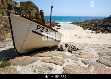 Una piccola barca legato a porthgwarra cornwall, Regno Unito Foto Stock
