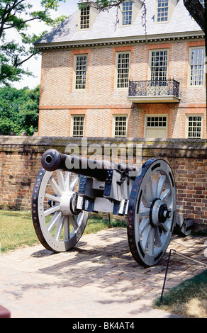 Un cannone al di fuori del recinto che circonda il Palazzo del Governatore di Colonial Williamsburg, Virginia Foto Stock