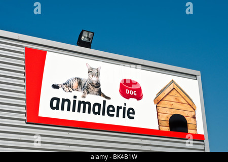 Bricomarché D-I-Y store 'animalerie' fornisce pubblicità segno, Francia. Foto Stock