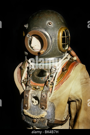 Elmetto museo subacqueo display che mostra un peso di piombo rame casco e gomma muta Inghilterra REGNO UNITO Foto Stock