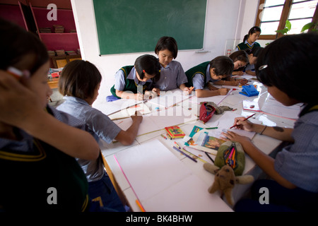 Gli studenti al Villaggio dei Bambini Tibetani in Chauntra, India Foto Stock