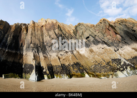 Sea Cliff che mostra strati di roccia & strati insieme con tidemarks Foto Stock