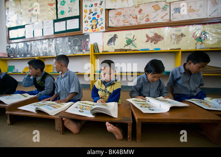 Gli studenti nel Villaggio dei Bambini Tibetani, Suja/Bir, India Foto Stock