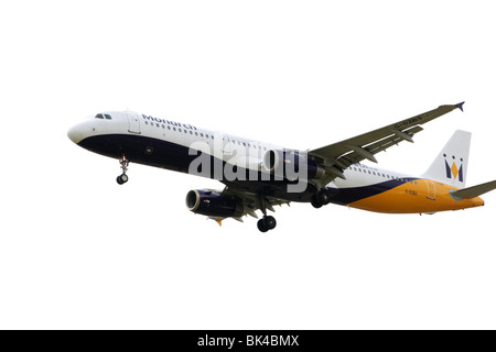 Monarch aereo passeggeri Airbus A321 di atterraggio, Gran Bretagna, 2010 Foto Stock