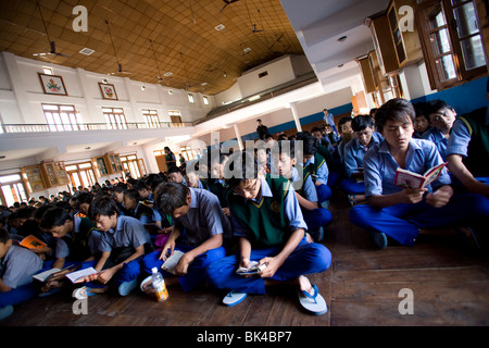 Gli studenti al Villaggio dei Bambini Tibetani in Chauntra, India Foto Stock