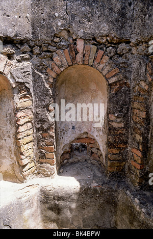 Volubilis - parzialmente scavato berber e città romana in Marocco situato nei pressi della città di Meknes, Marocco Foto Stock