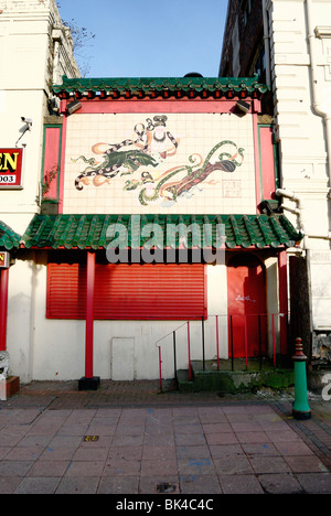 Ornati di pannellizzazione orientali al di sopra di un ristorante Cinese di Liverpools area di Chinatown Foto Stock