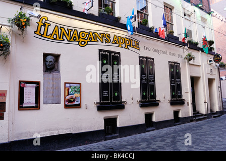 Flanagans Apple Irish themed public house in Matthew Street, Liverpool - home originale del Cavern Club. Foto Stock