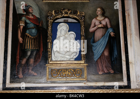 Sollievo la scultura della Madonna con il Bambino di Andrea della Robbia all interno della chiesa di San Michele, Luca, Italia Foto Stock