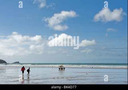 Una pattuglia di RNLI veicolo parcheggiato su Fistral Beach in Newquay in Cornovaglia. Foto di Gordon Scammell Foto Stock