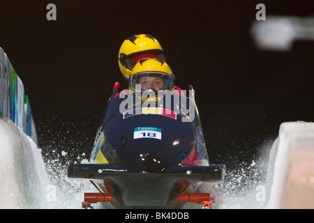 Elfje Willemsen e Eva Willemarck (BEL) concorrenti in donne di evento di bob al 2010 Giochi Olimpici Invernali, Foto Stock