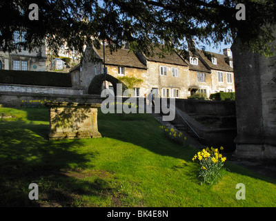 Sagrato della Chiesa della Santa Trinità con tessitori' cottages, Bradford on Avon, Wiltshire, Inghilterra Foto Stock