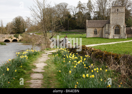 Riverside Walk e Chiesa, 'Eastleach Martin', Gloucestershire, Cotswolds, England, Regno Unito Foto Stock