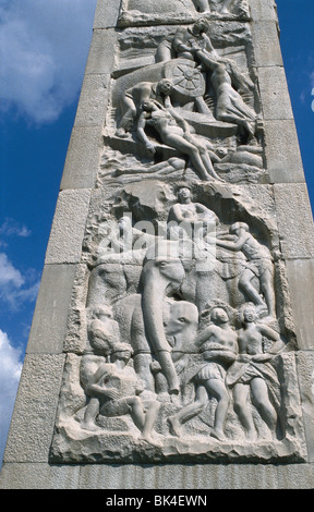 Dettaglio della Marconi obelisco al centro del quartiere EUR di Roma, Italia Foto Stock