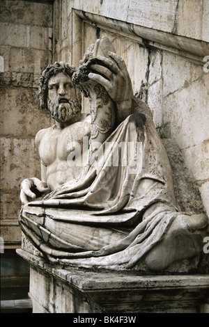 Antica scultura romana della personificazione del fiume Tevere nella Piazza del Campidoglio, Roma, Italia Foto Stock