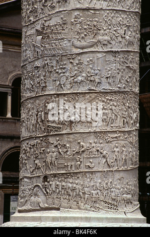 Dettaglio della Colonna di Traiano a Roma, Italia Foto Stock