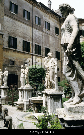 Statue del giardino di Palazzo Borghese, Roma, Italia Foto Stock