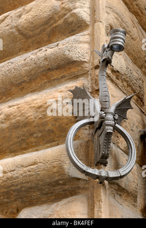 Il Rinascimento originale porta torcia e un anello per il tethering cavalli adornano gli angoli del Palazzo Strozzi, il più grande .... Foto Stock