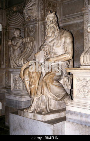 Michelangelo per il XVI secolo scultura di Mosè presso la tomba di papa Giulio II all'interno di San Pietro in Vincoli, Roma, Italia Foto Stock