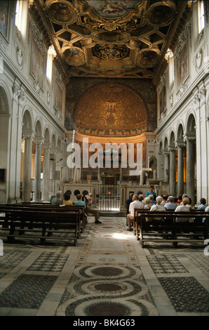 Interno della seconda basilica della Basilica di San Clemente al Laterano a Roma, Italia Foto Stock