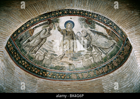 Mosaico della Traditio Legis aka Cristo maestro in una prima forma di Cristo in Maestà all'interno del Mausoleo di Santa Costanza, Roma, Italia Foto Stock